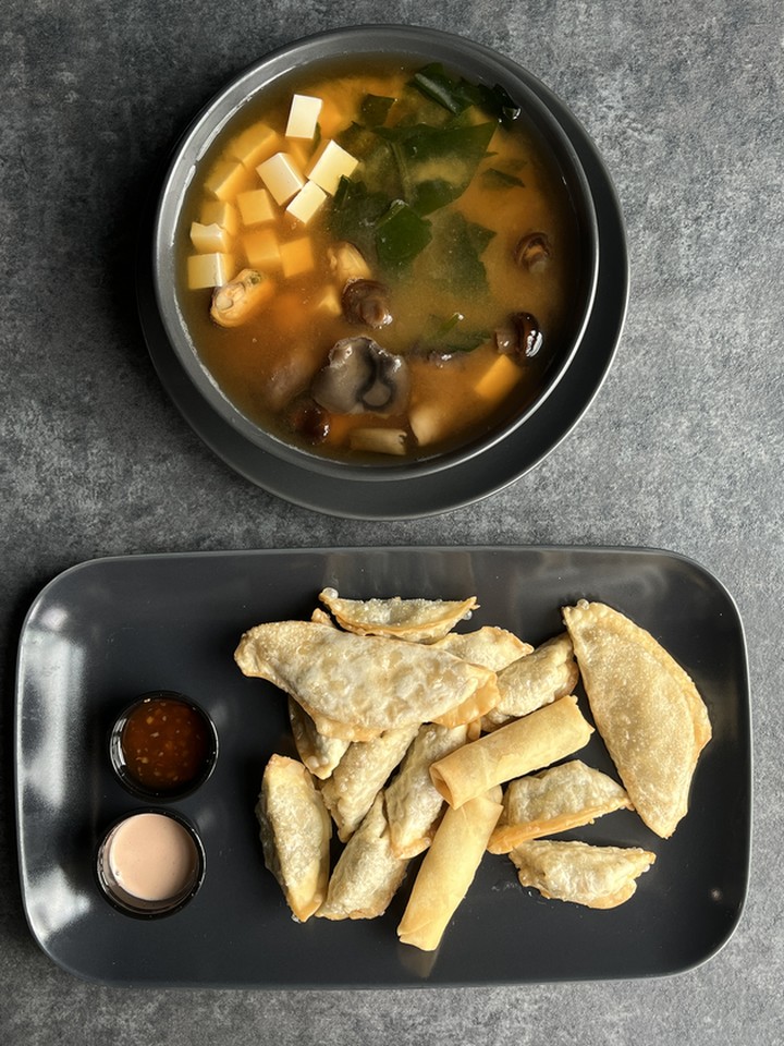 Antradienio dienos pietūs: miso shiro sriuba su jūros gėrybėmis ir tofu bei gruzdintų koldūnų mix