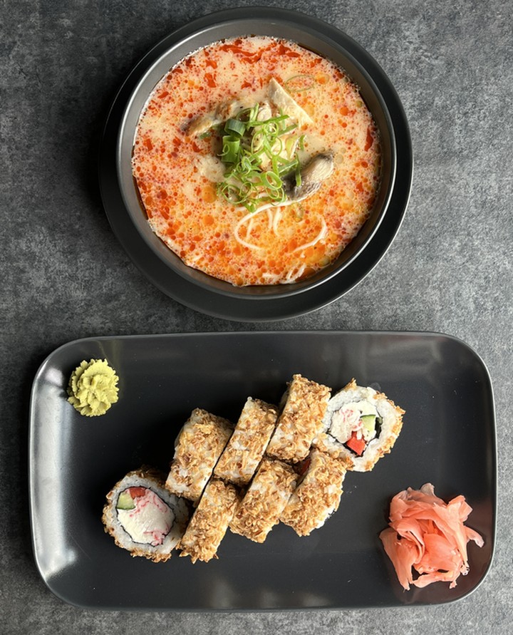 Penktadienio dienos pietūs: tom yum sriuba su vištiena ir sushi su krabų lazdelėmis ir svogūnų traškučiais