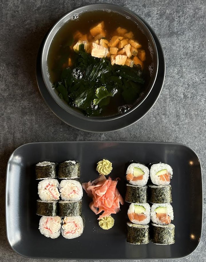Trečiadienio dienos pietūs: lašišos sriuba su jūros dumbliais ir sushi su lašiša, agurku ir krabų lazdelėmis